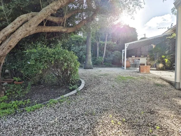 VILLA BORD DE MER DE 200 M2 - TYPE 7 - TERRAIN 550 M2 - 83400 GIENS