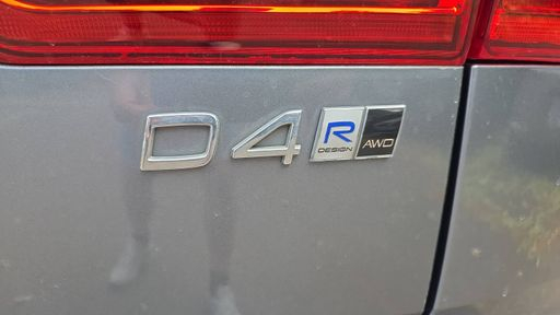 Volvo XC60 2.0 D4 190 Geartronic8 - R-Design – 2018 – 152000 km – Diesel – Boîte Automatique — photo 3