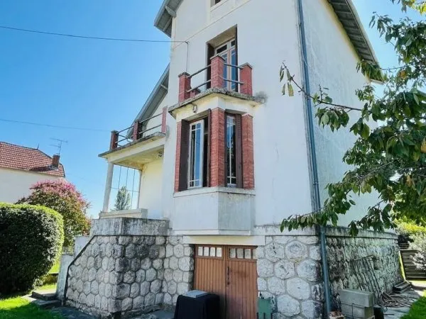 Maison authentique ayant gardé tout son charme, jardin clos et garage