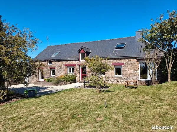 Longère en pierre rénovée 126 m² - 4 ch - Garage 90 m²