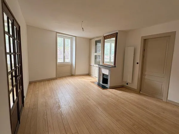 GRAND APPARTEMENT DE 120 m² ENTIÈREMENT RÉNOVÉ - SALINS-LES-BAINS