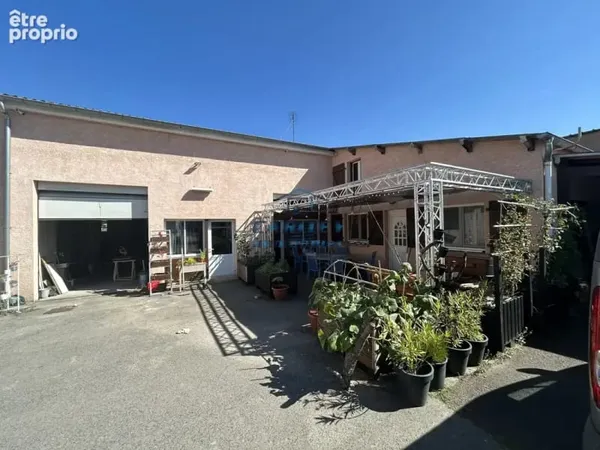Maison de 147 m2 avec grand atelier et terrain de 10 ares 85 caCARITEY Immobilier vous présente cett