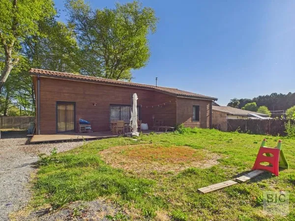 A vendre maison état neuf en bois avec jardin plein sud