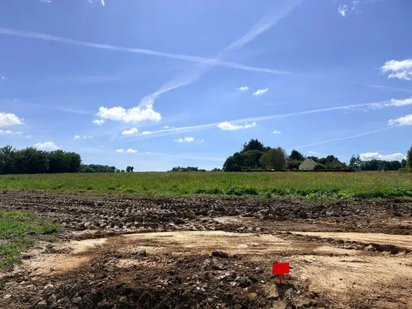 PROCHE CENTRE BOURG, TERRAIN CONSTRUCTIBLE DE 551 M2 BORNE ET VIABILISE