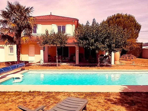 Belle maison avec piscine, grand terrain et dépendance
