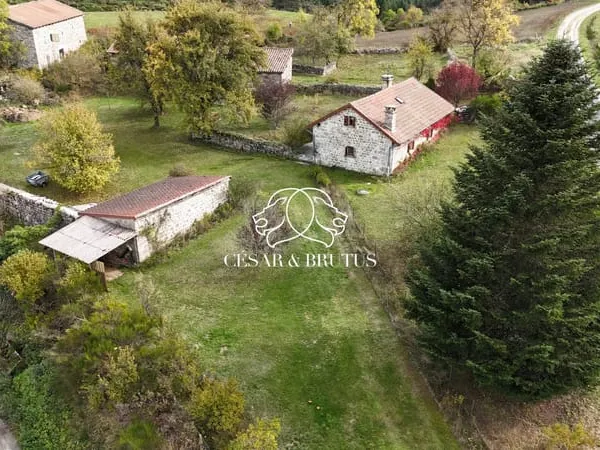 Maison de caractère avec terrain entretenu
