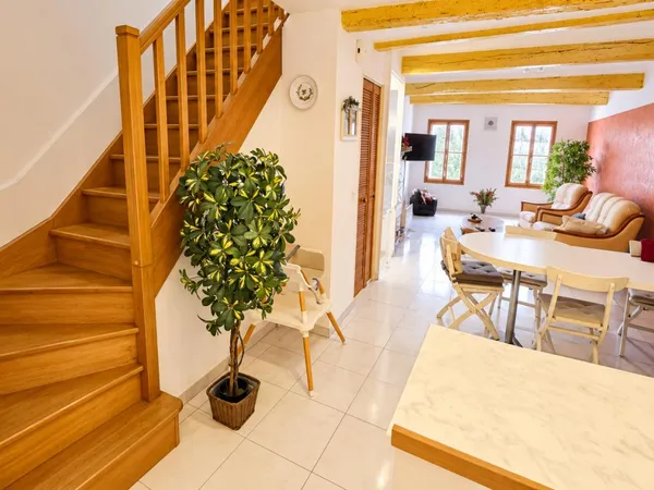 LE MUY, BELLE MAISON DE VILLE AVEC LOCAL COMMERCIAL, EXCELLENT ÉTAT