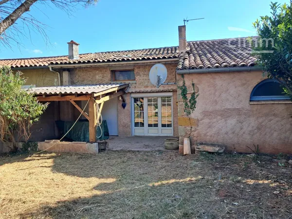 A vendre une grande maison avec jardin et garage