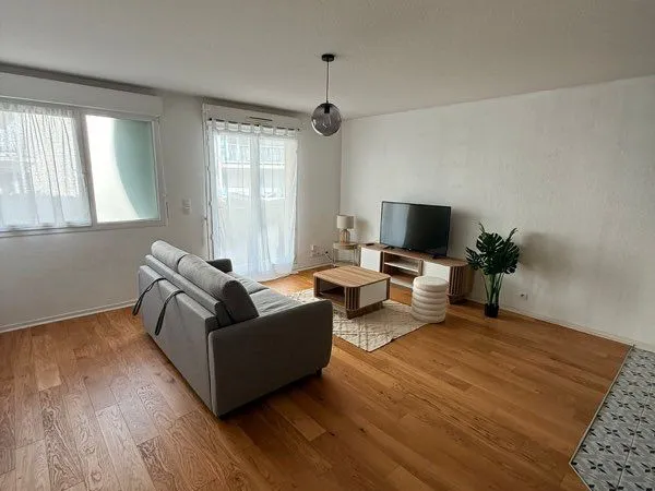 T2 meublé rénové 47 m² avec terrasse 15 m², parking & cave