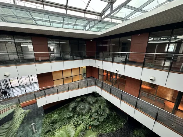 Bureaux - A LOUER - 3 004 m² divisibles à partir de 246 m²