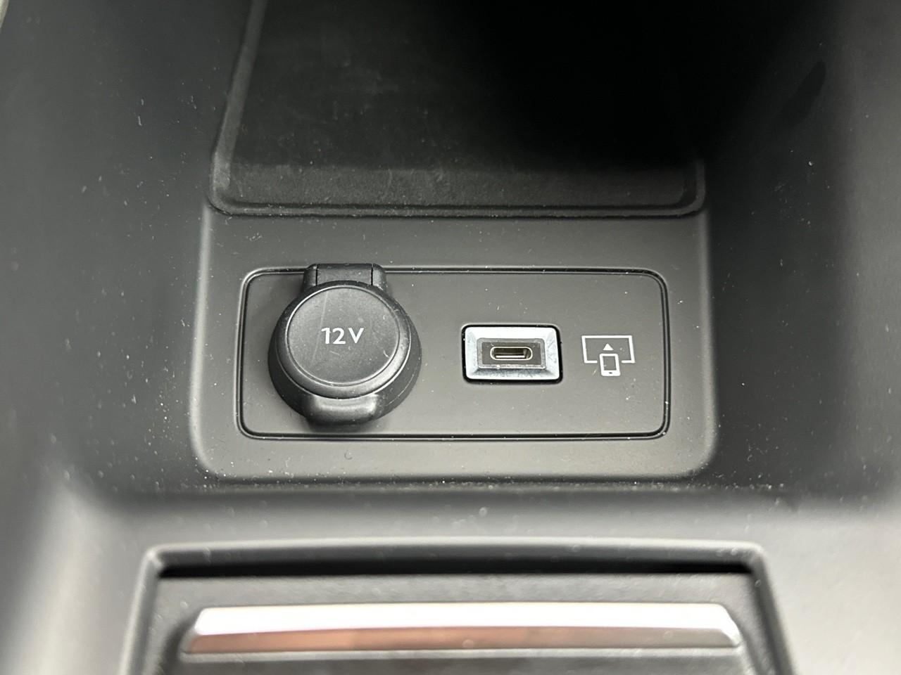Peugeot 408 hybrid 145 e-dcs6 gt — photo 31