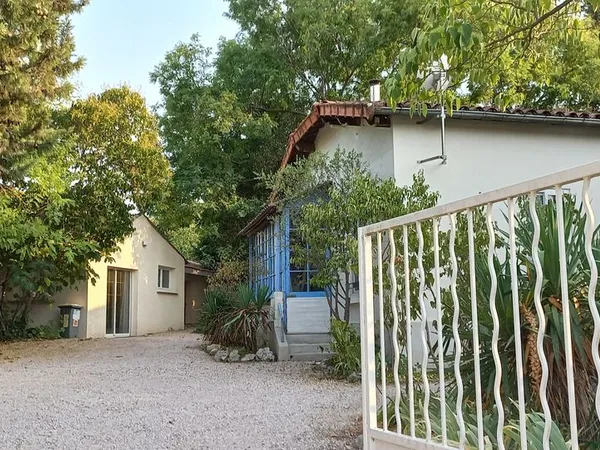Maison 80 m2 + chambres d amis independantes 40 m2 . LES MATELLES . Sur 1000 m2 terrain