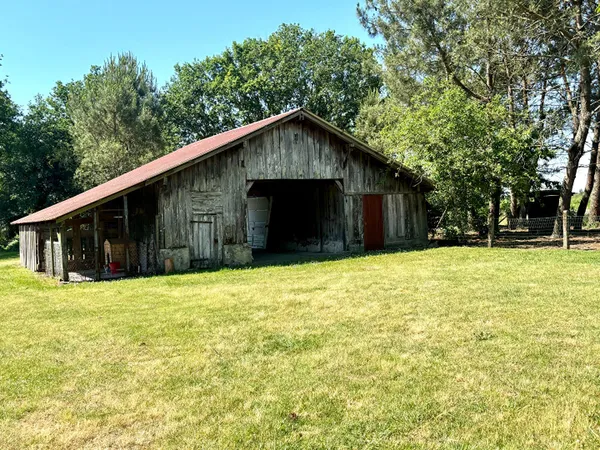 A VENDRE HERM Grange à rénover avec fort potentiel sur plus de 5 200 m² de terrain