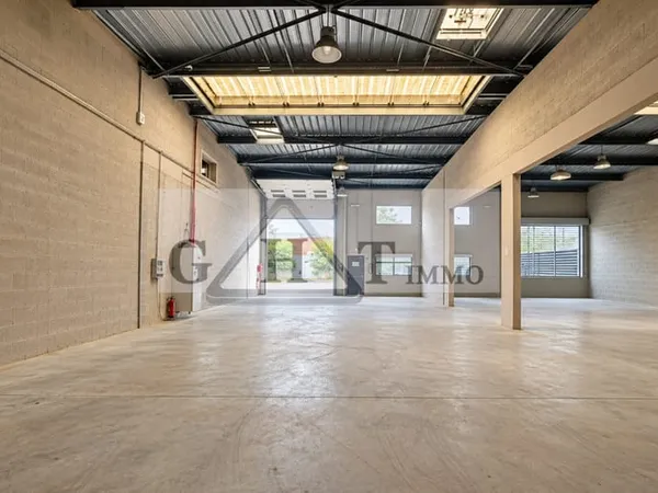 À LOUER LOCAL D'ACTIVITÉ ENTREPÔT 165 M² BRIE-COMTE-ROBERT