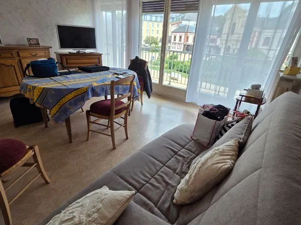 Appartement lumineux avec ascenseur - Lisieux face au Carmel