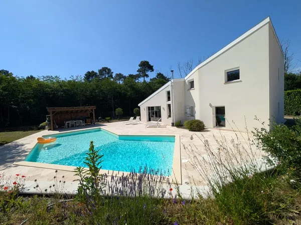 Très belle maison T8 avec piscine en bordure de forêt ST MEDARD