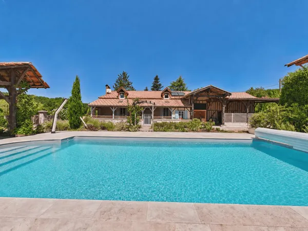 Fabuleuse maison en pierre avec piscine et joli jardin