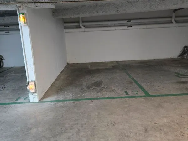 Parking couvert sécurisé - RER E à 2 min à pied