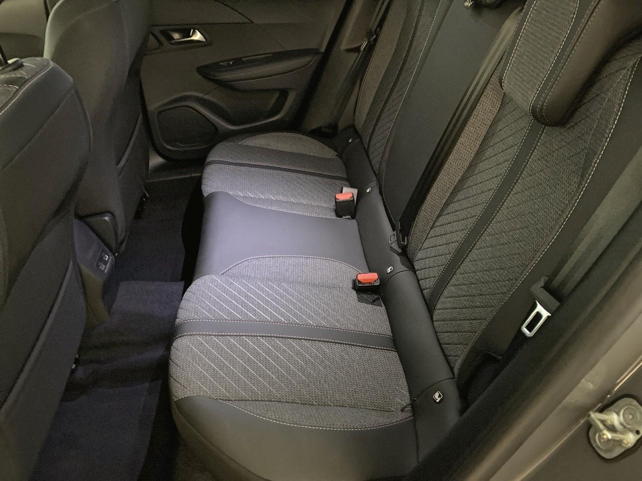 Peugeot 2008 hybrid 145 ch e-dcs6 allure — photo 10