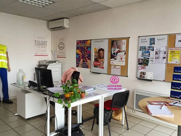PEAGE DE ROUSSILON proche centre ville Local commercial 65m2, une place de parking