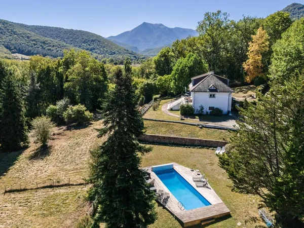 Maison de campagne avec piscine et vue