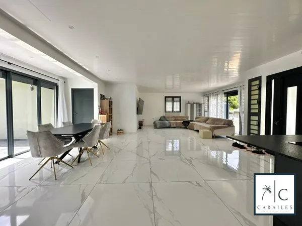 Villa contemporaine de 135 m² sur 1 626 m² de terrain - Prestations de qualité