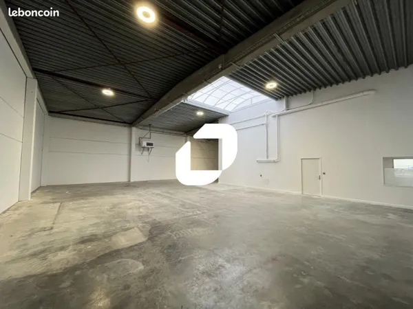 Local d'activité 1 820 m²