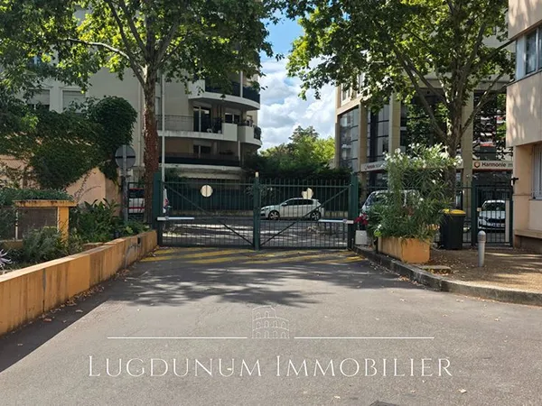 Loue garage fermé 7 éme arrt