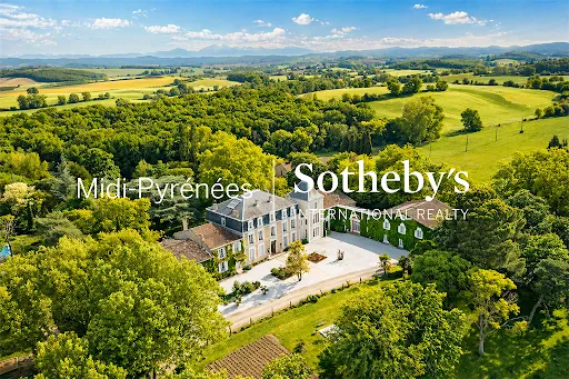 Château 50 pièces 1700 m²