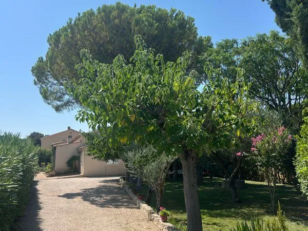 À vendre villa familiale avec grand terrain arboré