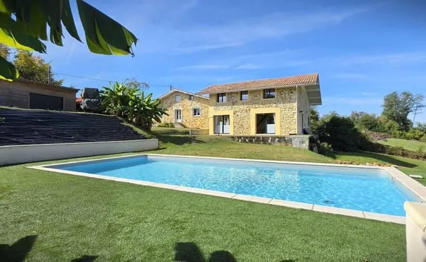 Ensemble immobilier - 2 maisons + piscine