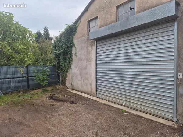 DEPÔT DE STOCKAGE AVEC RIDEAU ELECTRIQUE 90 m2