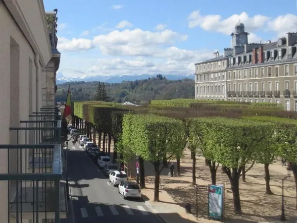 Pau Plein Centre T2 avec Parking privé fermé