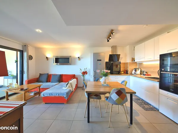 Vends récent T2 + garage, vue Mer dans résidence de standing à 300 m de la plage, des commerces et d