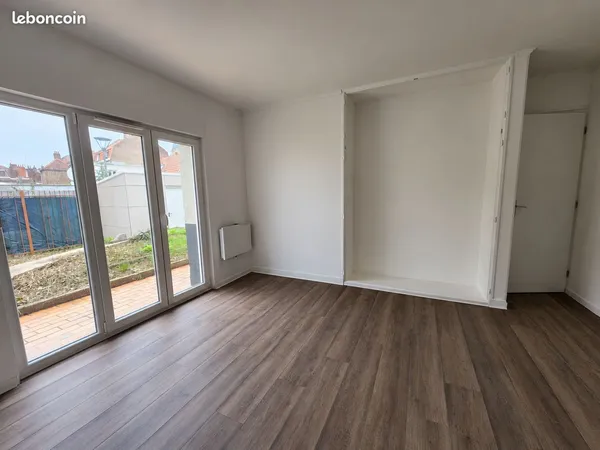 T4 entièrement rénové - 74 m² - 2 chambres - RDC - 850 CC