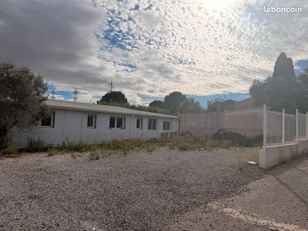 LOCAL D'ACTIVITÉ / ENTREPÔT - 2 500 m² + 3 000 m² EXTÉRIEURS - SAINT-JEAN-DE-VÉDAS