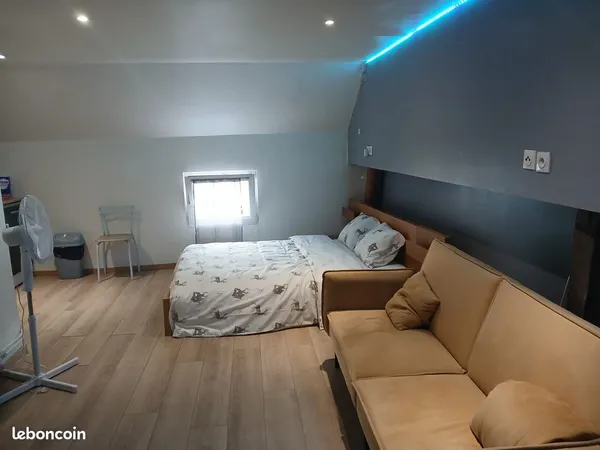 Grand studio de 35m2+espace chambre de 15m2 situé au comble. Bien proche du rer d pas a 25min de par