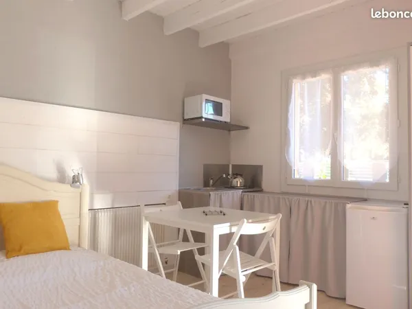 Chambre meublée équipée, WIFI, parking, 10 mn Uzès