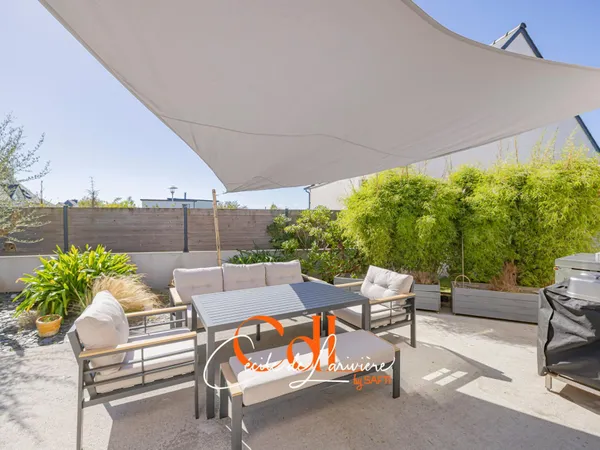 Maison contemporaine de plain-pied avec joli jardin