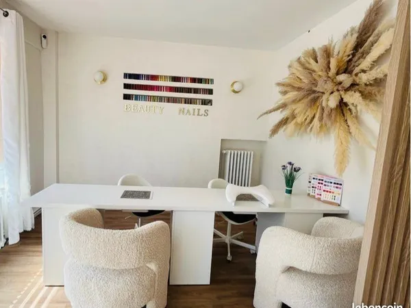 Table de manucure à louer