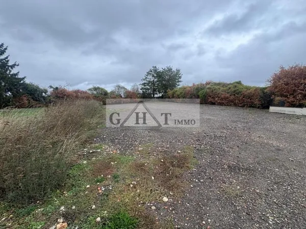 TERRAIN INDÉPENDANT À LOUER - 600 M² - FONTENAY-TRÉSIGNY (77