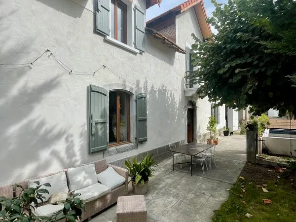 Maison de charme avec 4 chambres, piscine et terrain de 2800m²