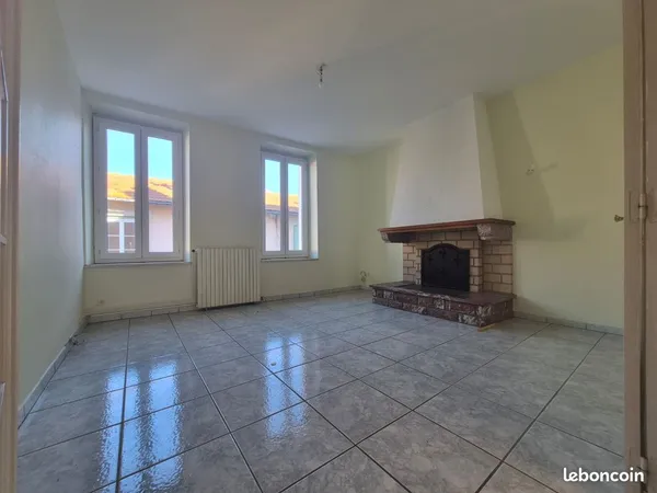 Maison de ville 126 m², 3 niveaux, 2 chambres + studio, centre Carcassonne, 139 000