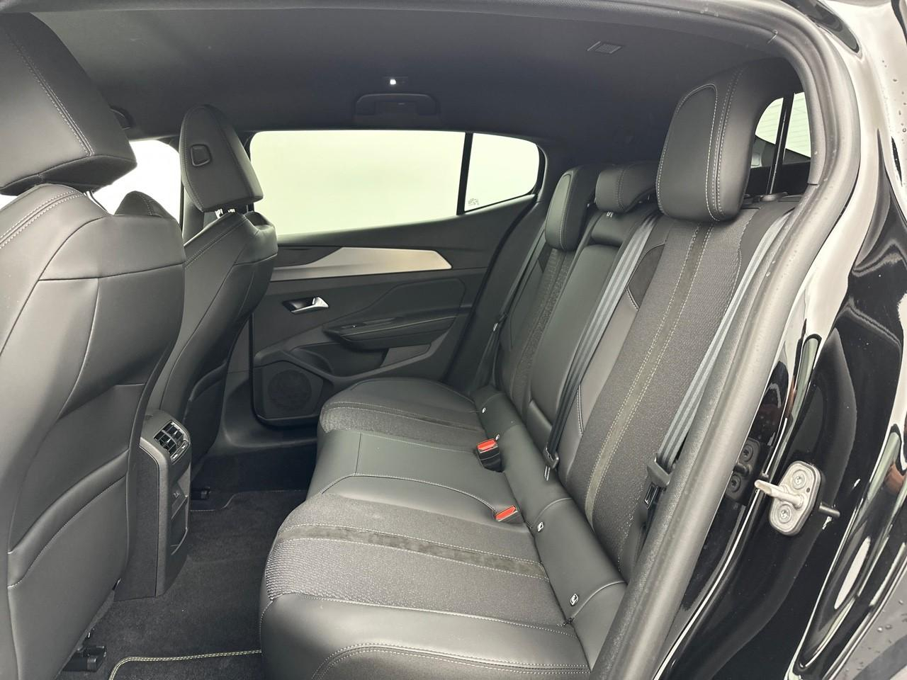 Peugeot 408 hybrid 145 e-dcs6 gt — photo 12