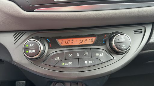 Toyota Yaris 1.3 VVT-i 100 - Dynamic Business – 2017 – 139738 km – Essence – Boîte Manuelle — photo 3