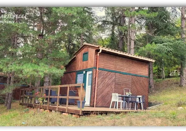 Chalet en bois dans un domaine avec piscine