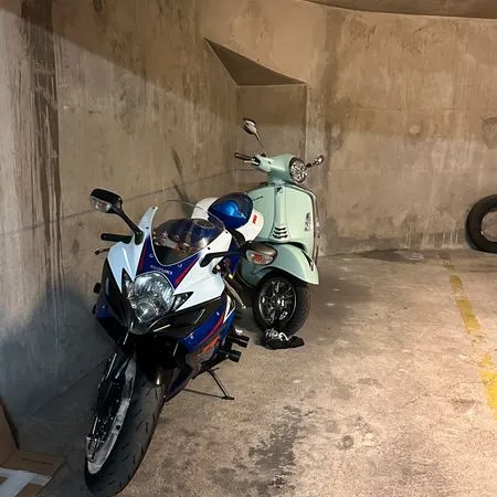 Parking moto couvert sécurisé 6 Villa Compoint 75017 Paris