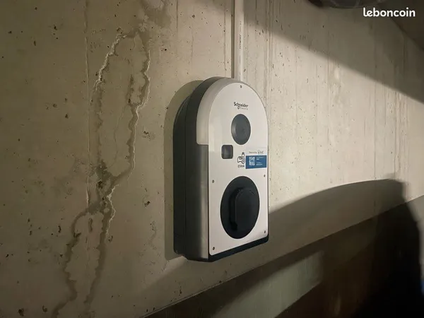 Parking avec borne de recharge 7.4 kW