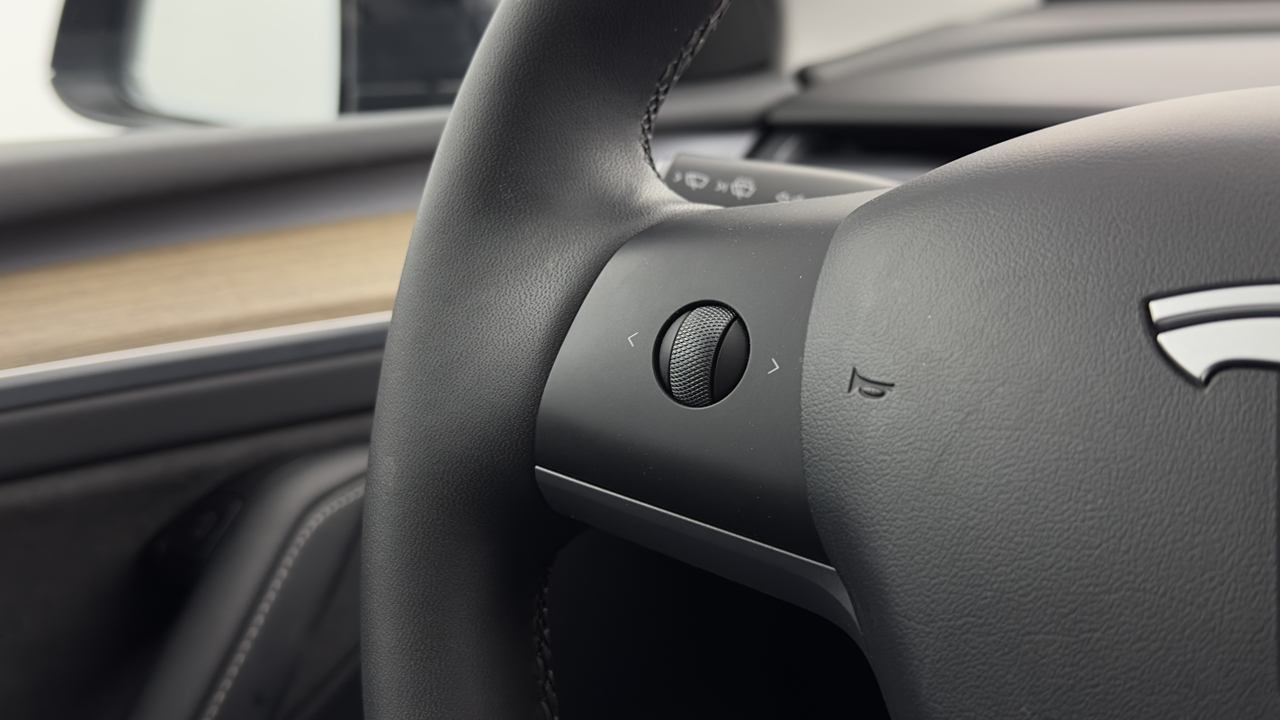 Tesla MODEL Y Standard RWD — photo 13