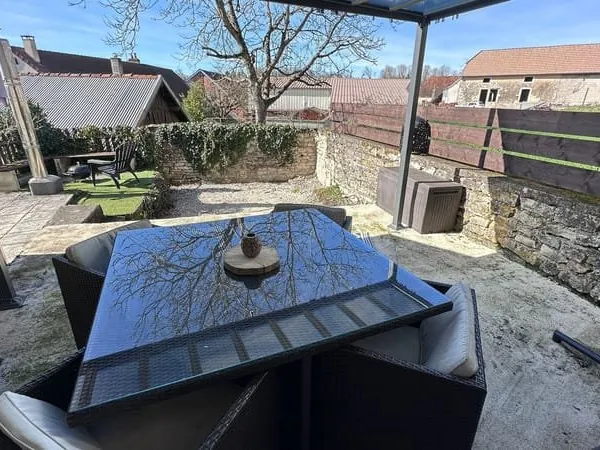 Charmante maison avec terrain et annexes